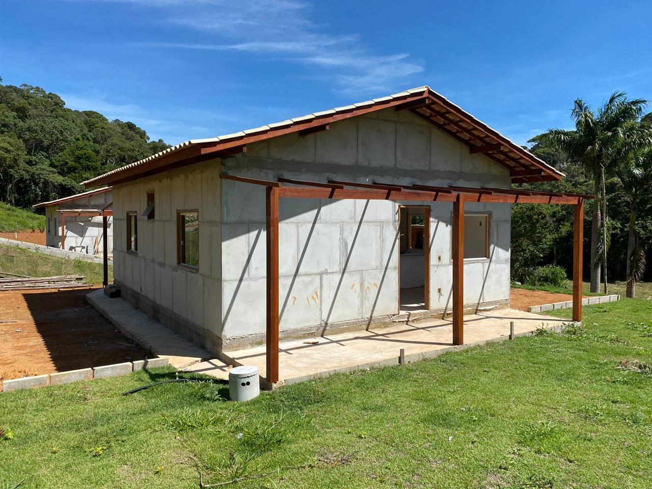 Casa térrea com varanda construída com Blocok